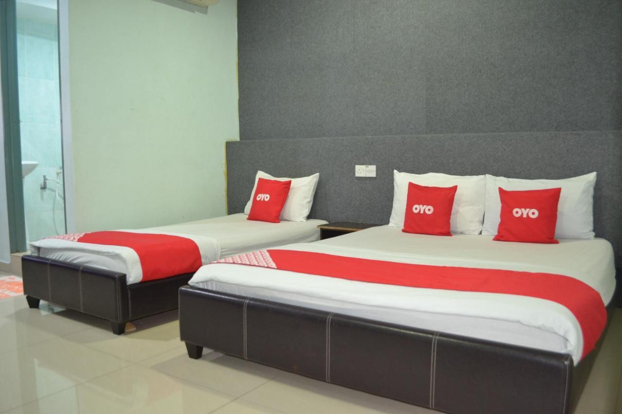 Oyo 89737 Hotel Tishoa Kampong Batu Tiga Exterior photo