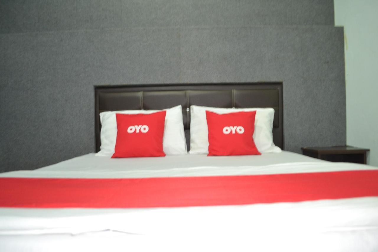 Oyo 89737 Hotel Tishoa Kampong Batu Tiga Exterior photo